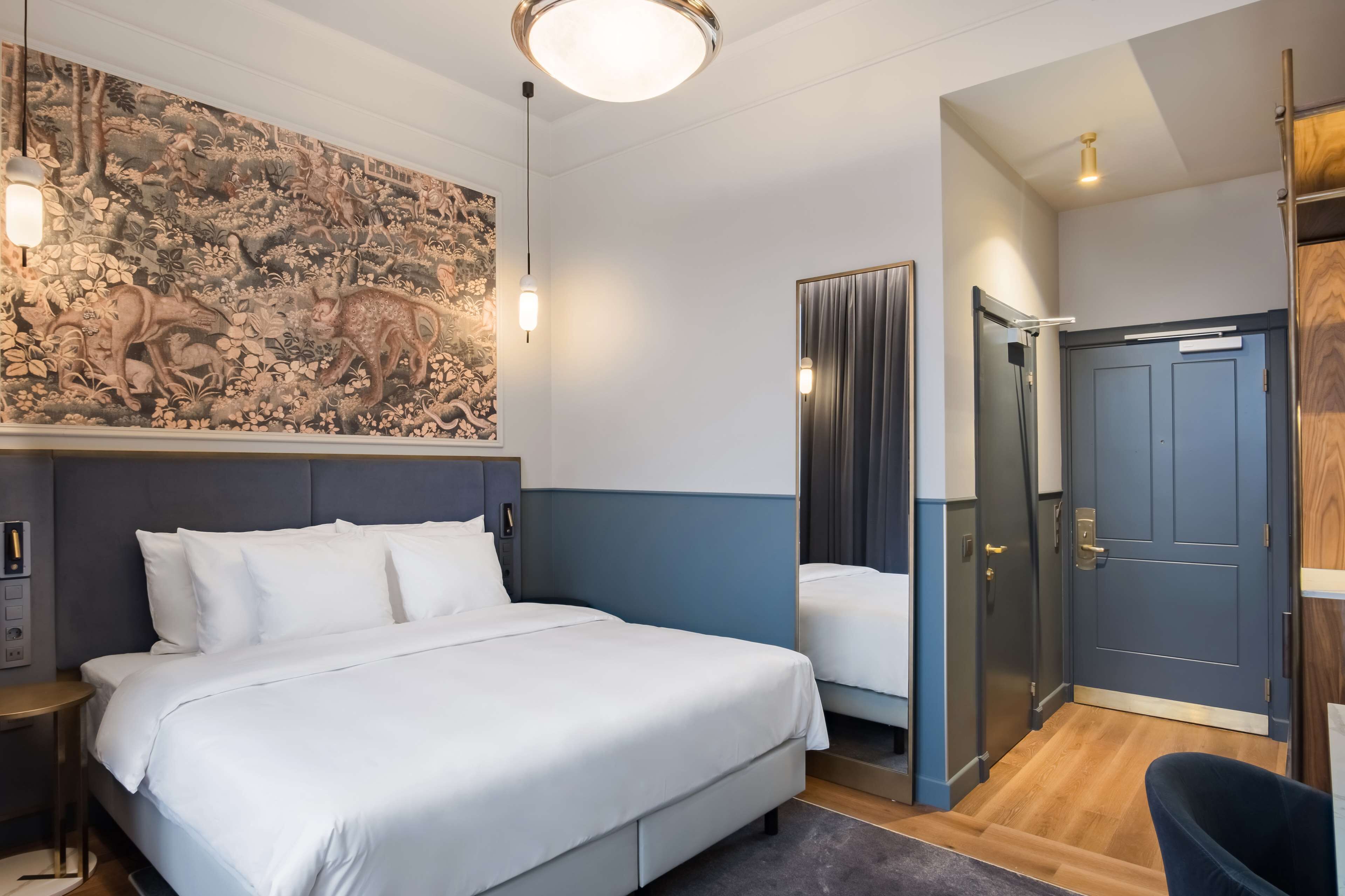 ملاءات للفراش لا تسبب الحساسية وخزنة داخل الغرفة ومكتب