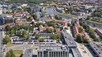 Vista aérea de una ciudad con un río, edificios históricos y arquitectura moderna.
