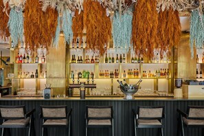 2 bars/lounges, Champagne bar