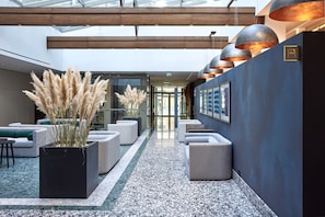 Coin salon dans le hall