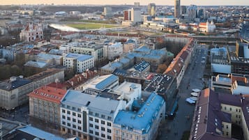 Un paisaje urbano que combina edificios históricos y modernos, un río y una calle concurrida.