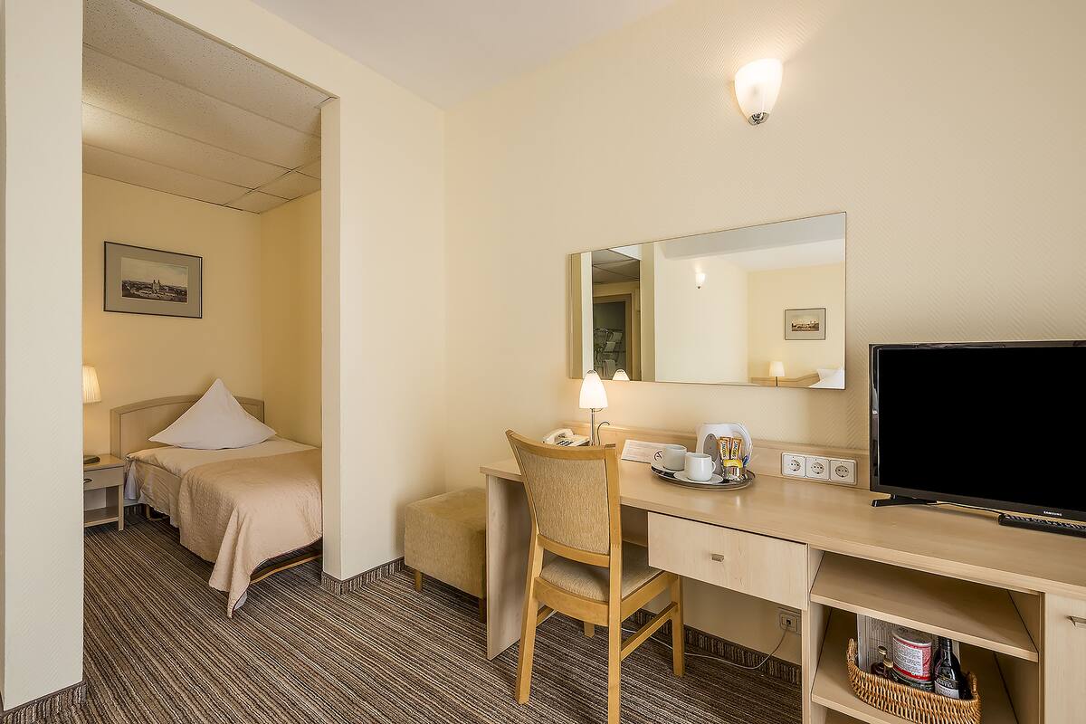 Family Triple Room | Hypo-allergenic bedding available, in-room safe, desk, soundproofing