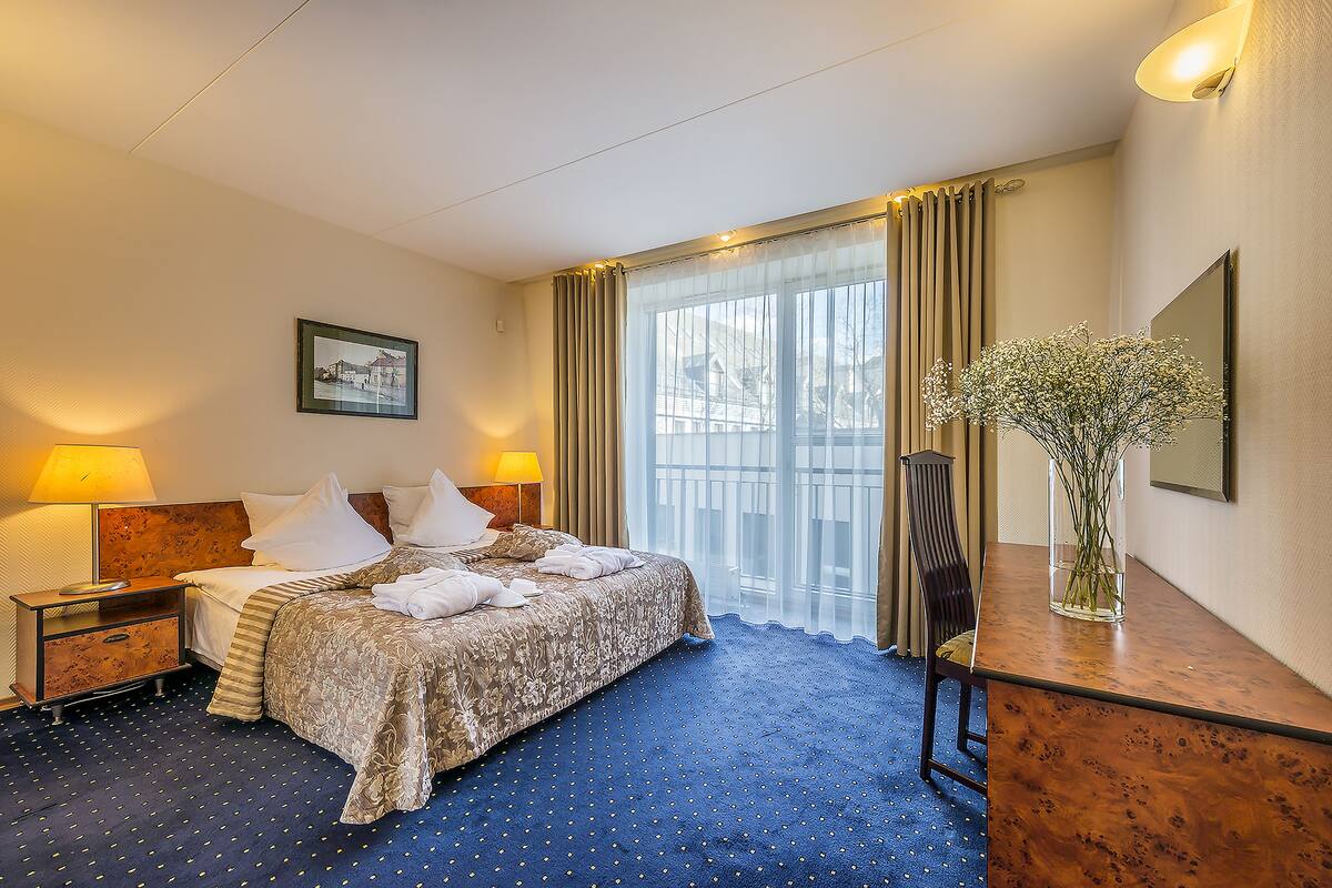Hypo-allergenic bedding available, in-room safe, desk, soundproofing