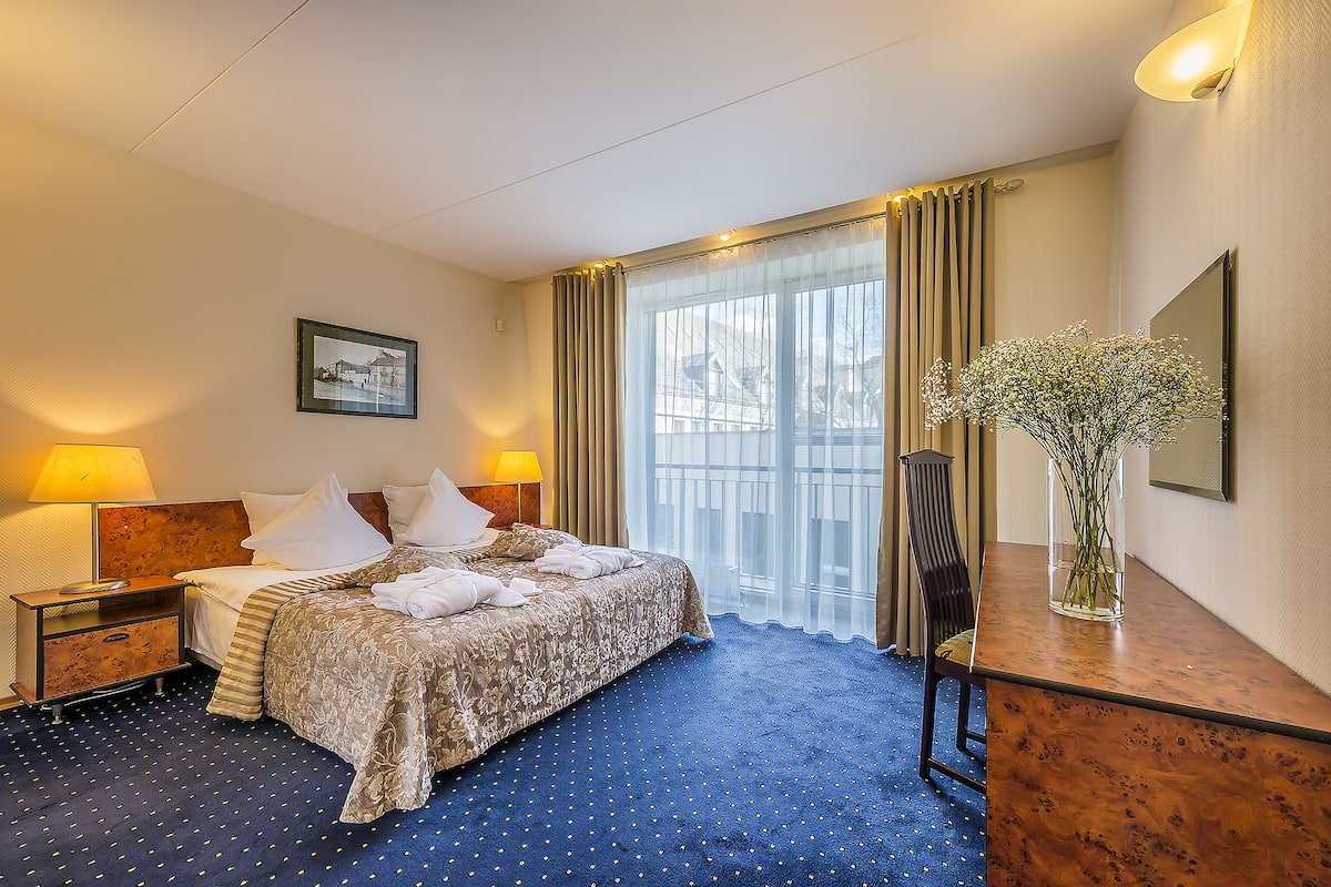 Hypoallergeen beddengoed, een kluis op de kamer, een bureau