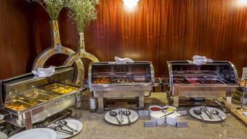 Petit déjeuner buffet (15.00 EUR par personne)