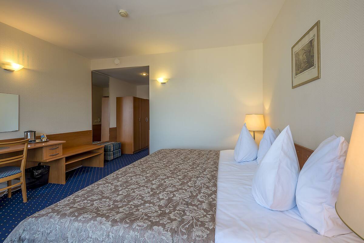 Superior Double or Twin Room | Hypo-allergenic bedding available, in-room safe, desk, soundproofing