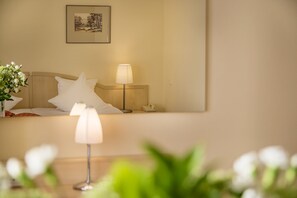 Standaard kamer, 1 twee- of 2 eenpersoonsbedden | Hypoallergeen beddengoed, een kluis op de kamer, een bureau