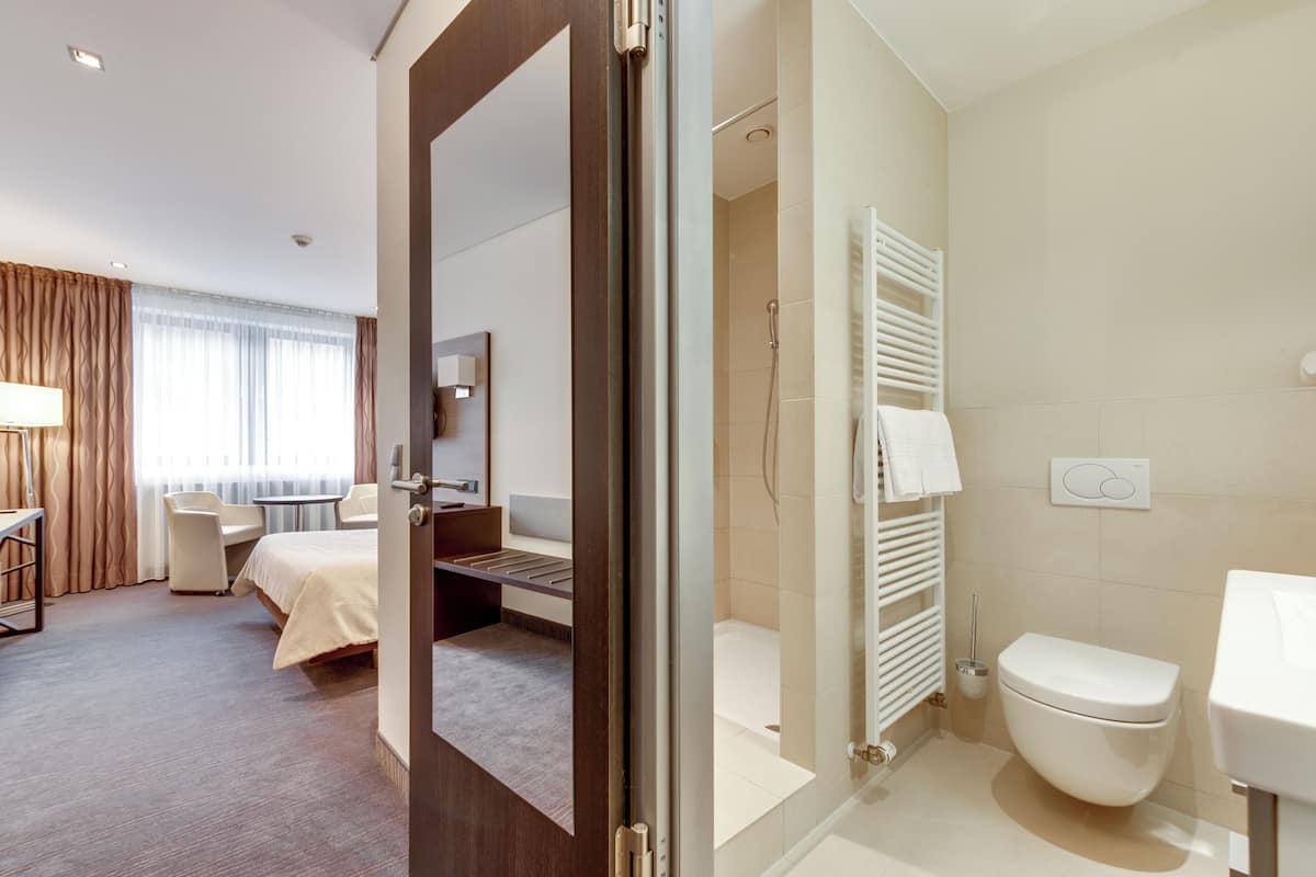 superior double or twin room | bathroom | shower, free toiletries, hair dryer, bathrobes