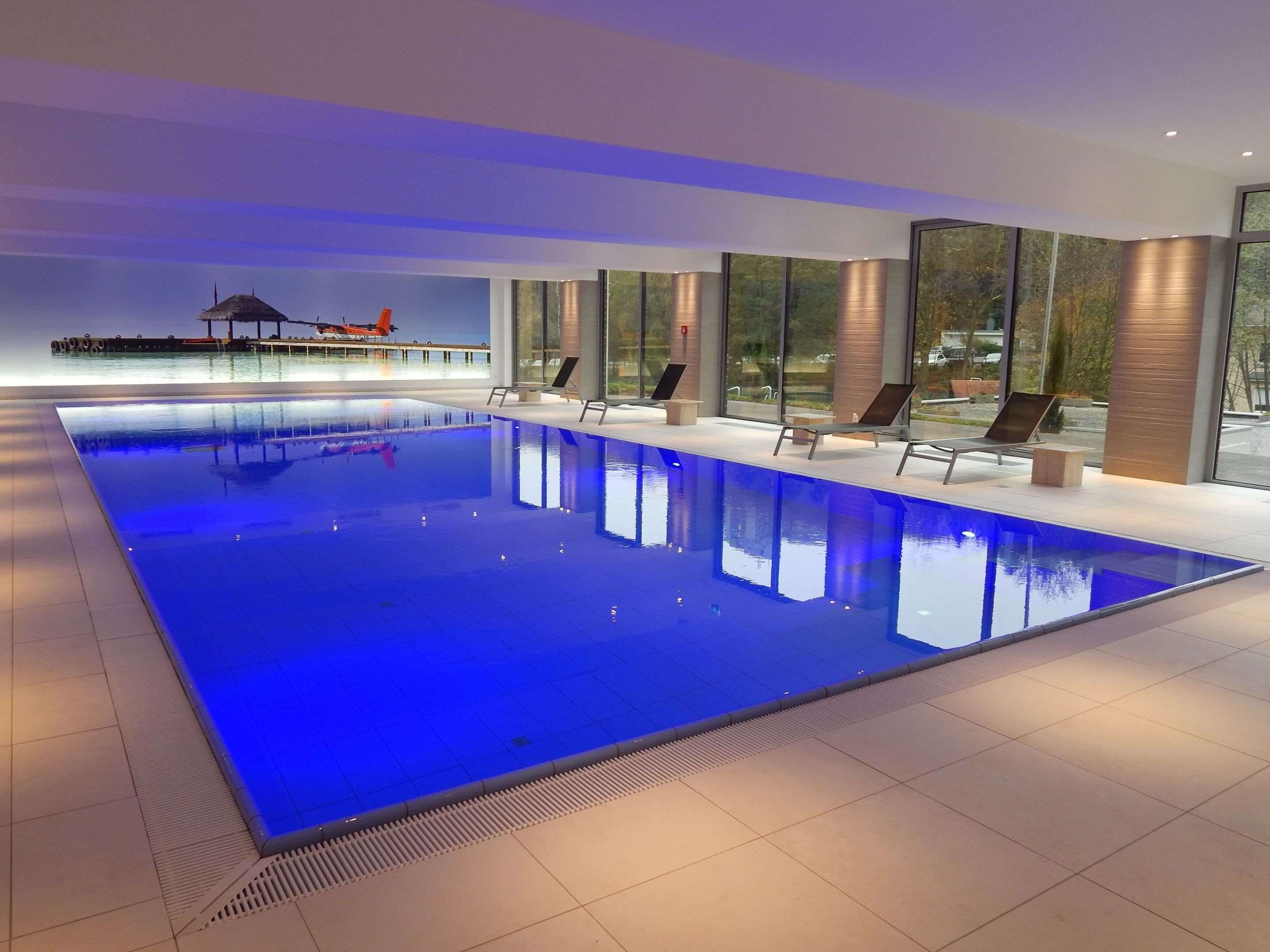 Piscina interna, piscina externa sazonal, espreguiçadeiras