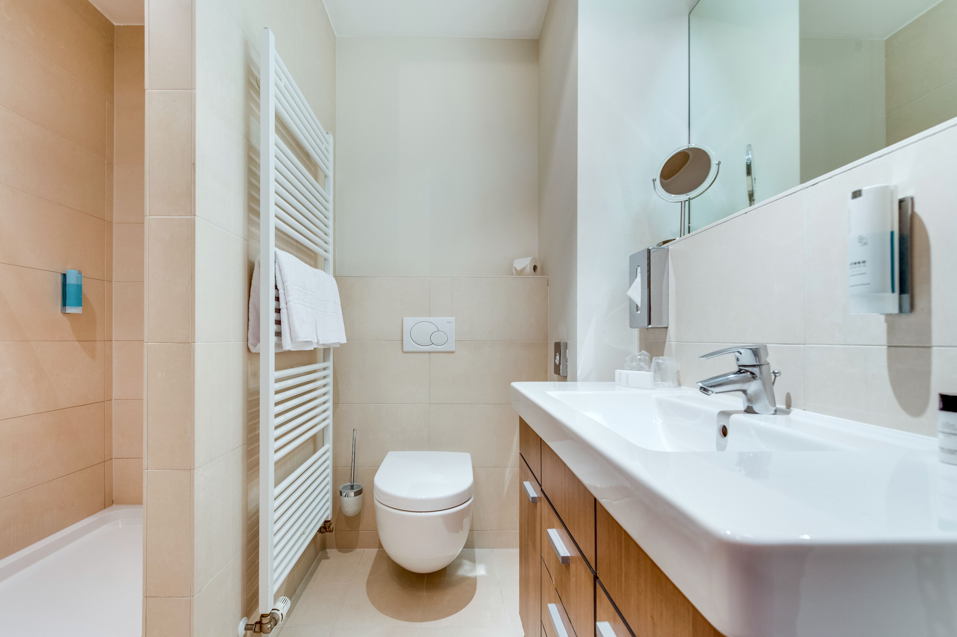 studio (hotel) | bathroom | shower, free toiletries, hair dryer, bathrobes