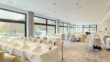 Petit déjeuner, déjeuner et dßner servis sur place, vue sur la piscine