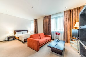 Studio (Hotel) | 1 bedroom, minibar, in-room safe, desk