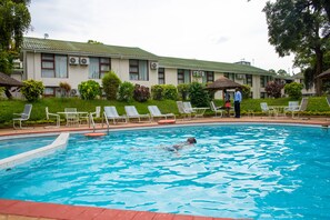 Udendørs pool, åben fra kl. 08.00 til kl. 17.00, parasoller