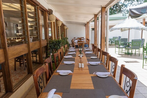 Breakfast, lunch, dinner served; garden views 