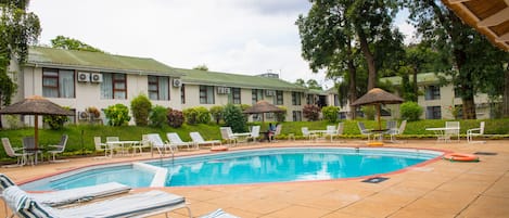 Piscine extérieure, parasols de plage