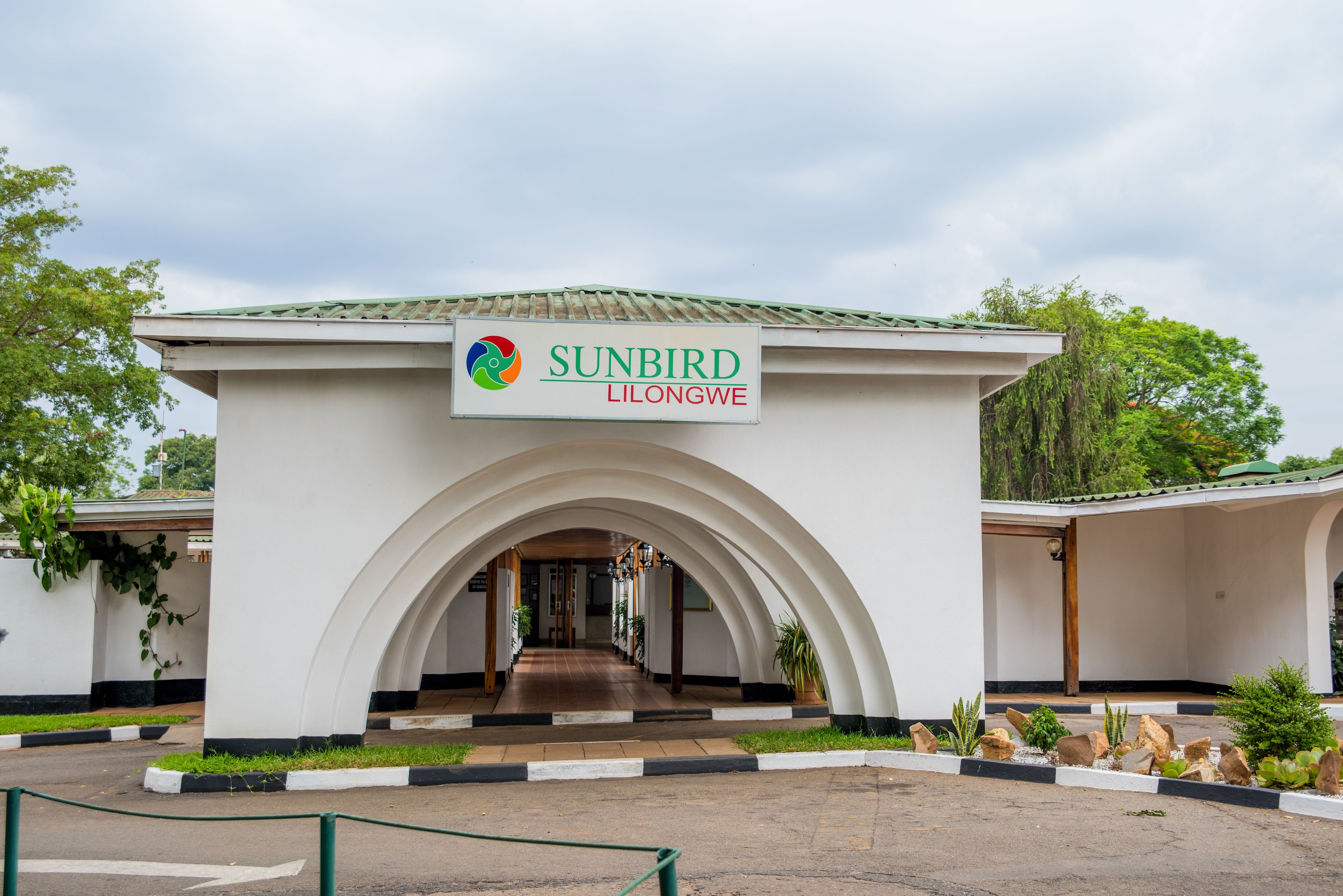 Un bâtiment sur lequel on peut lire l’inscription « SUNBIRD LILONGWE » et qui possède une entrée en arc de cercle.
