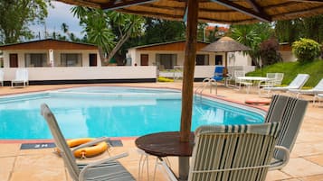 Piscina externa, funciona das 8h às 17h, guarda-sóis