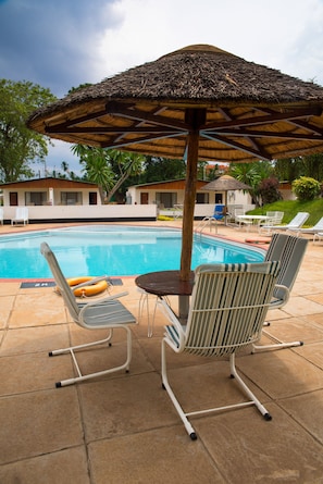 Piscine extérieure, parasols de plage