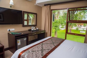 Deluxe Room | Minibar, in-room safe, desk, laptop workspace - Sunbird Lilongwe (Lilongwe)