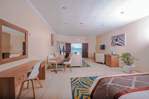 Ropa de cama de alta calidad, edredones de plumas, minibar y escritorio