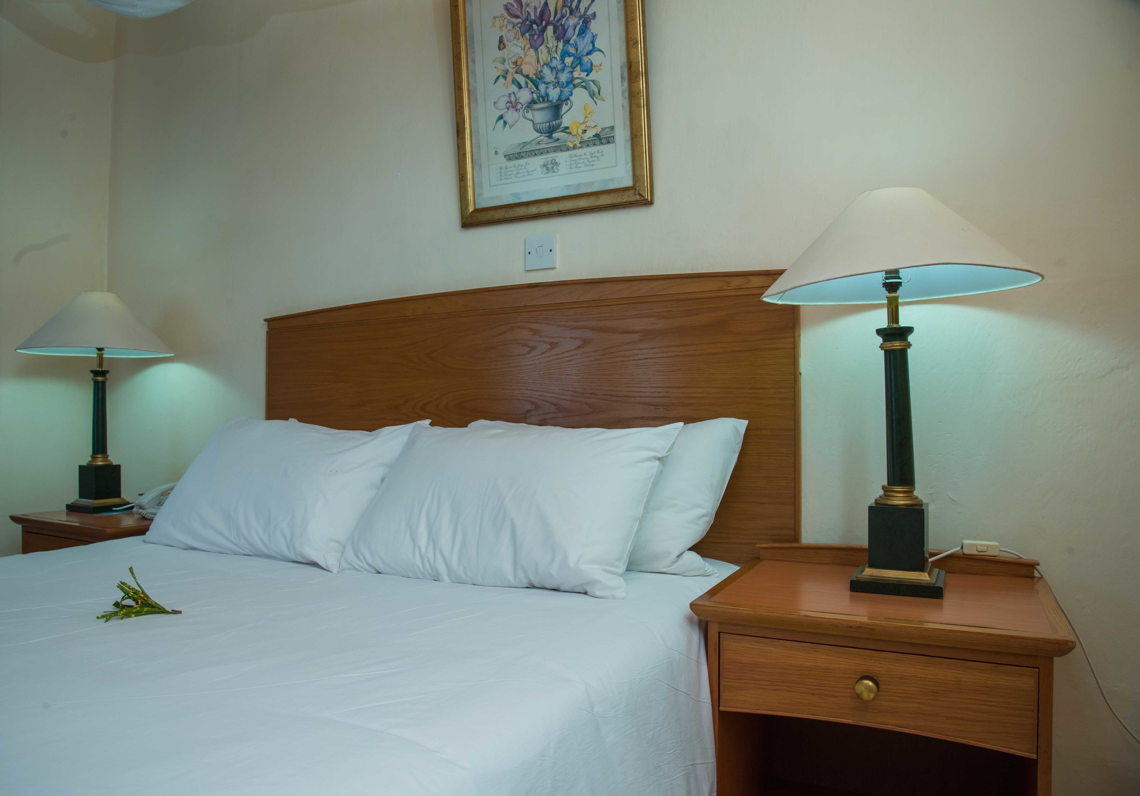 Roupas de cama premium, edredons de pluma, frigobar, escrivaninha