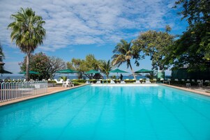 Una piscina al aire libre