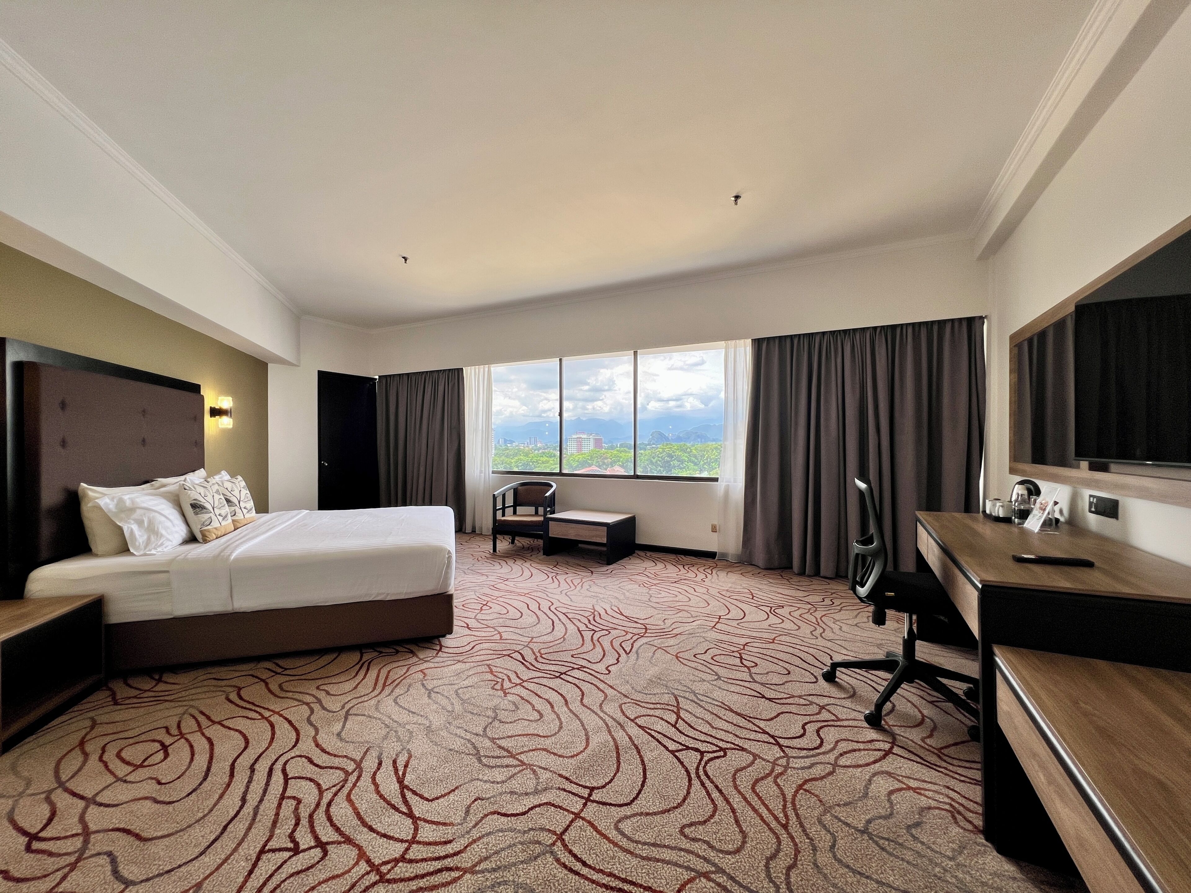 Premium bedding, pillow-top beds, minibar, in-room safe