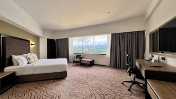 Premium bedding, pillow-top beds, minibar, in-room safe