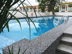 2 outdoor pools