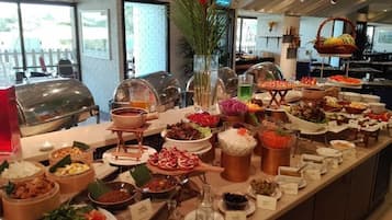 بوفيه فطور يوميًا بتكلفة قدرها (41 MYR للشخص)