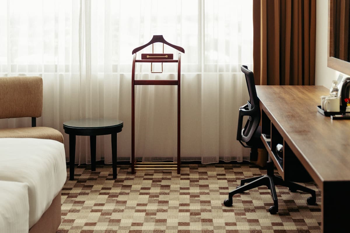 Premier Double Room, 1 King Bed | Premium bedding, pillowtop beds, minibar, in-room safe