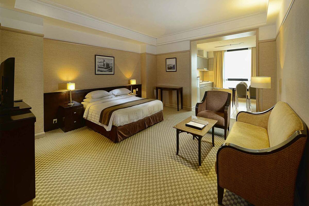 Superior Suite King | In-room safe, iron/ironing board, cribs (free), WiFi (free)