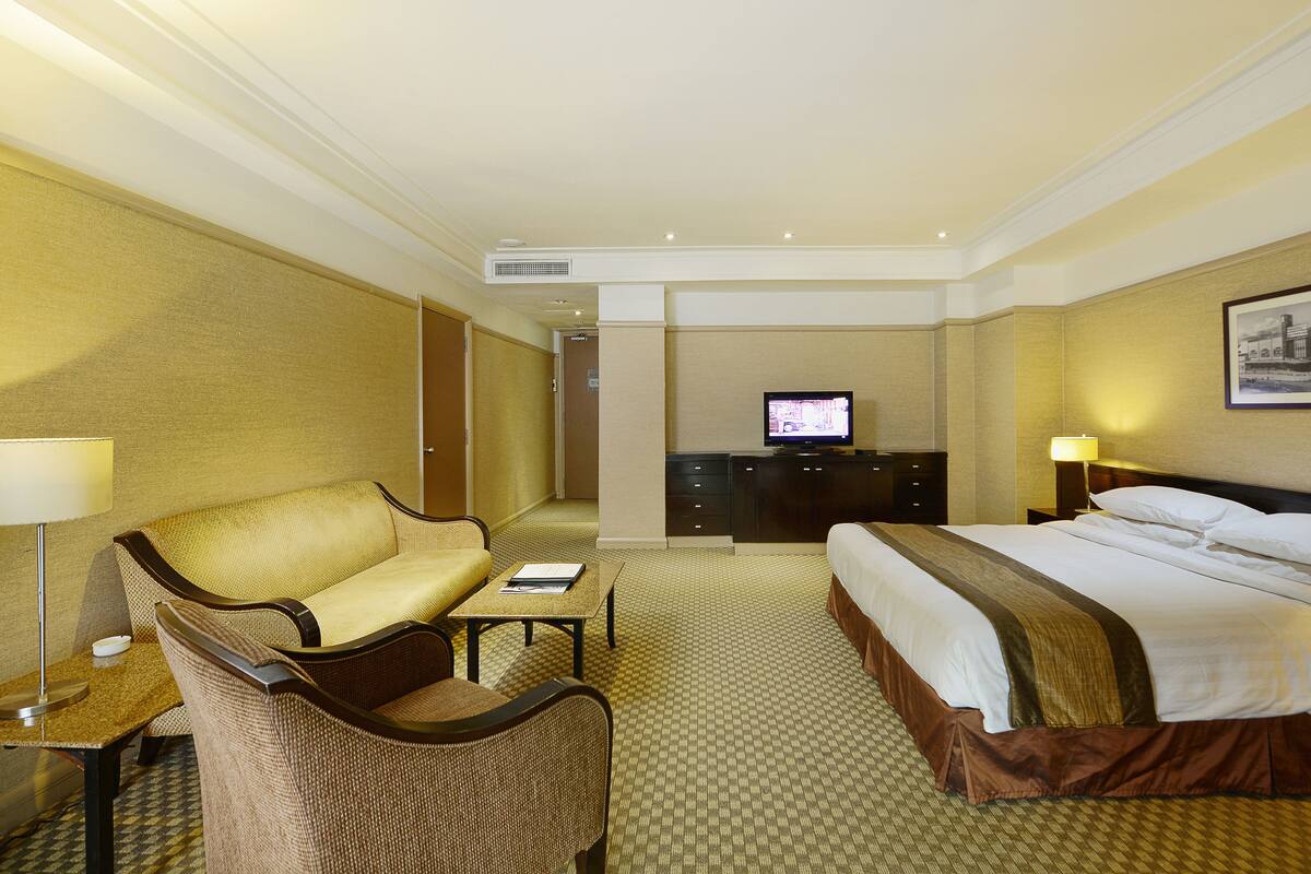 Deluxe Suite Double | In-room safe, iron/ironing board, cribs (free), WiFi (free)