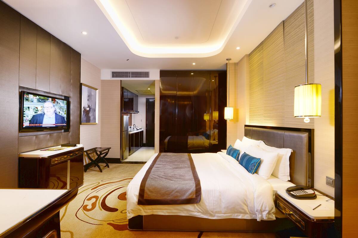 Premier Deluxe Double | In-room safe, iron/ironing board, cribs (free), WiFi (free)