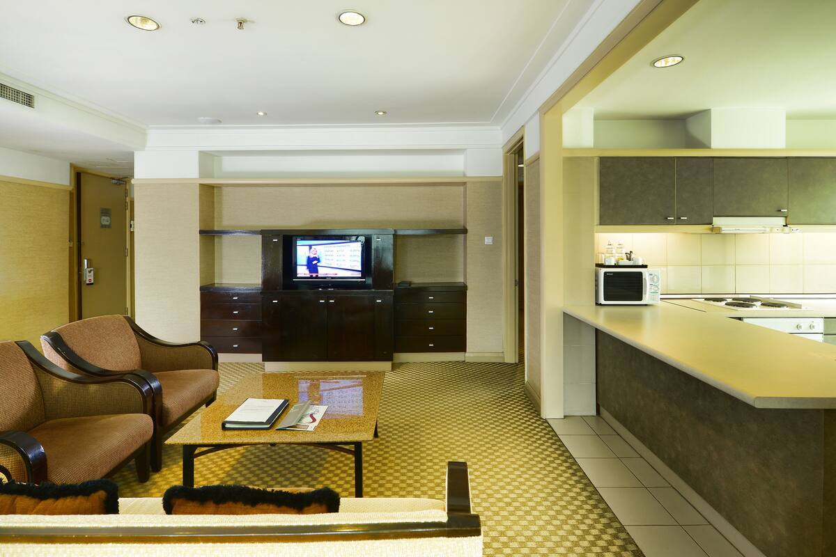 Executive Suite | In-room safe, iron/ironing board, cribs (free), WiFi (free)