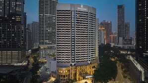 Een Renaissance Hotel met modern design, omringd door andere hoogbouw.