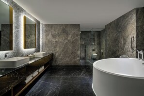Chambre Présidentielle, 3 chambres | Salle de bain | Baignoire et douche séparées, douche à « effet pluie »