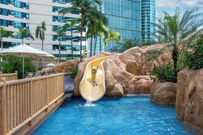 Outdoor pool, open 7:00 AM to 7:00 PM, free cabanas, pool umbrellas - Renaissance Kuala Lumpur Hotel & Convention Centre (Kuala Lumpur)