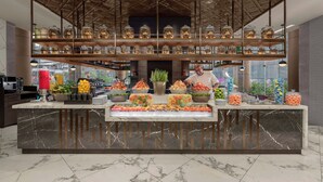 Een buffetopstelling met verschillende soorten eten en decoratieve elementen.