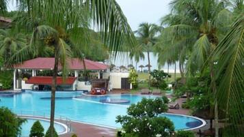 Indoor pool, 2 outdoor pools