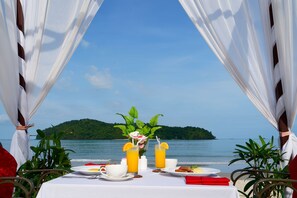 3 restaurants, breakfast served - Federal Villa Beach Resort Langkawi (Langkawi)