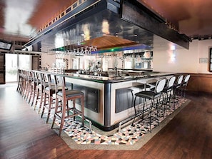 2 bars/lounges, poolside bar