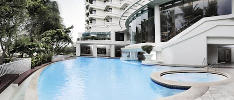 Piscine extérieure, parasols de plage, chaises longues