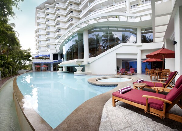 حمّام سباحة خارجي، مظلات على حمّام السباحة، مقاعد للتشمس