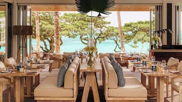 6 restaurants, breakfast, lunch, dinner served; international cuisine