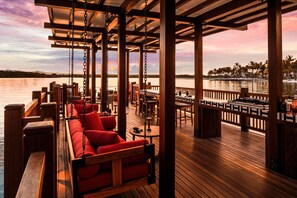 6 restaurants, breakfast, lunch, dinner served; international cuisine