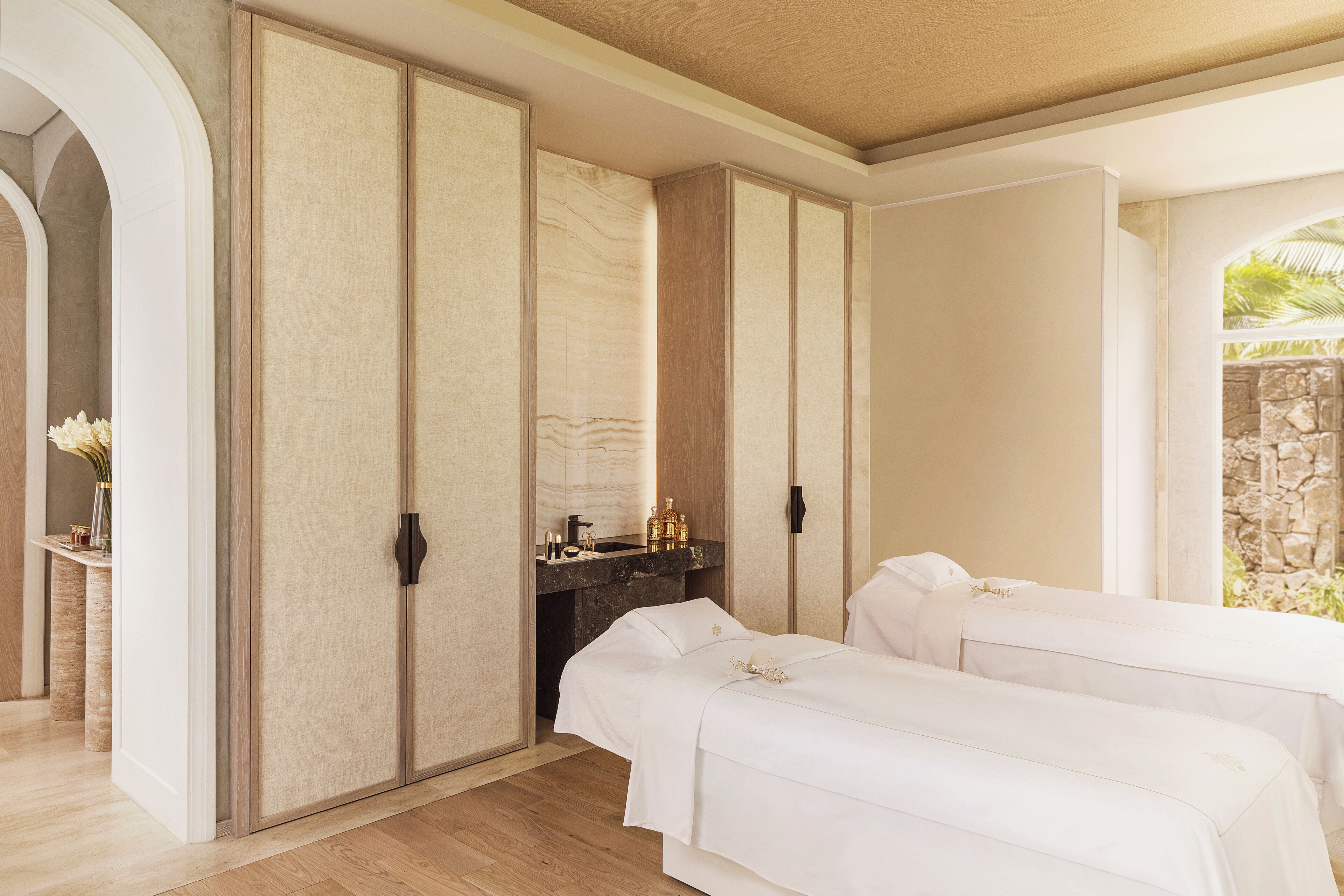 Couples treatment rooms, sauna, steam room, body treatments