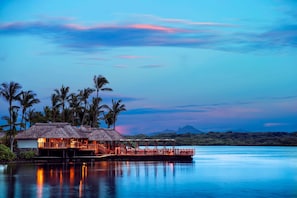 6 restaurants, breakfast, lunch, dinner served; international cuisine