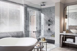Bañera y ducha independientes, bañera profunda