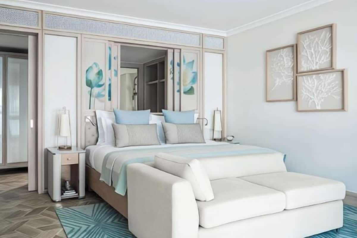 Premium bedding, free minibar items, in-room safe